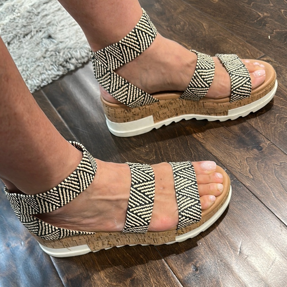 Steve Madden Black and White Sandals with Chunky Platform